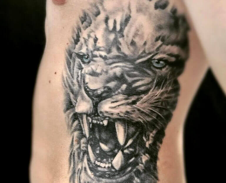 Tättowierhandwerk Hameln | Tattoo von einem Löwen Tättowierhandwerk Hameln | Tattoo von einem Löwen