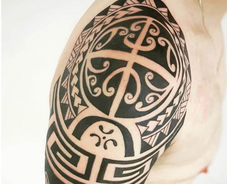 Tättowierhandwerk Hameln | Maori - Tattoo auf dem Arm Tättowierhandwerk Hameln | Maori - Tattoo auf dem Arm